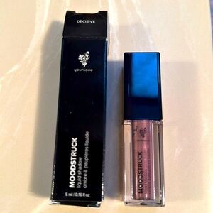 New in box. Younique Moonstruck liquid shadow Decisive. Tube never opened.